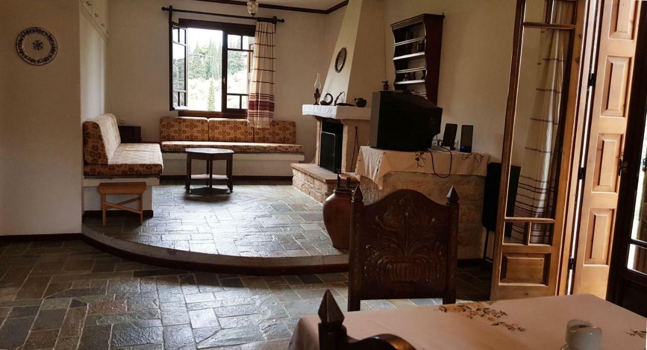 Ample Modern Country Home เนอา เอปิดาวรอส ภายนอก รูปภาพ