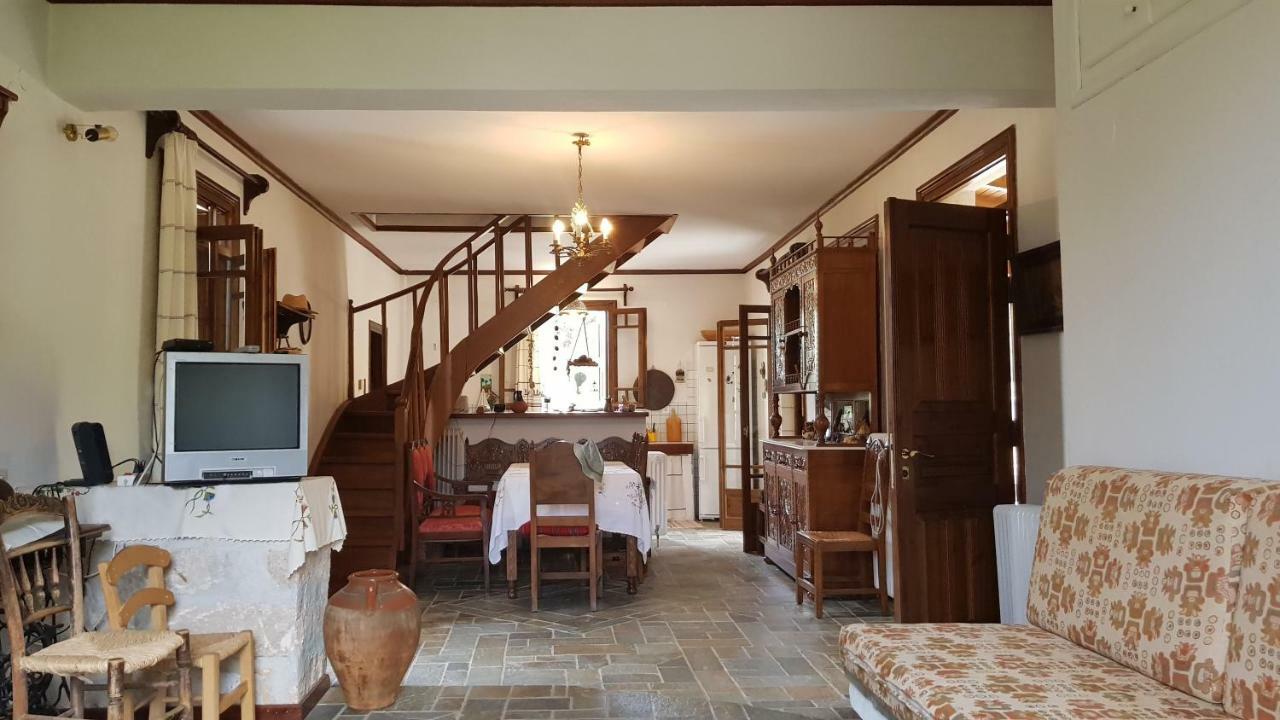 Ample Modern Country Home เนอา เอปิดาวรอส ภายนอก รูปภาพ