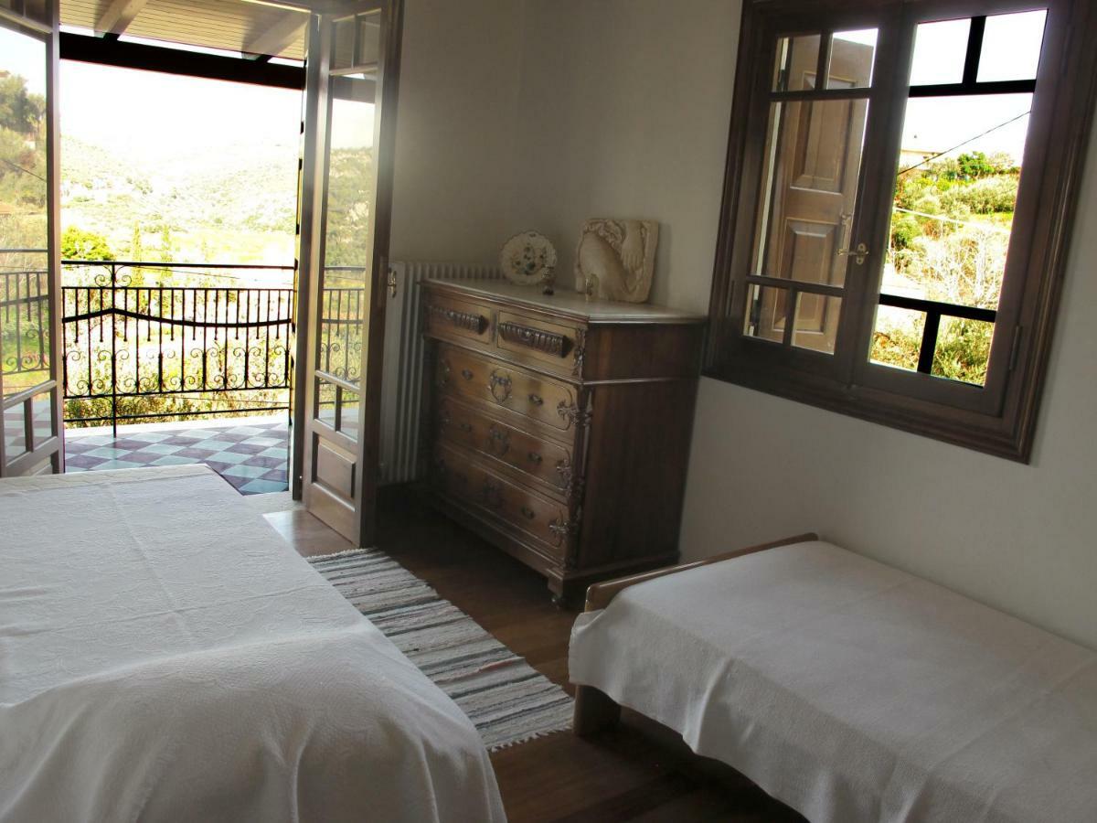 Ample Modern Country Home เนอา เอปิดาวรอส ภายนอก รูปภาพ